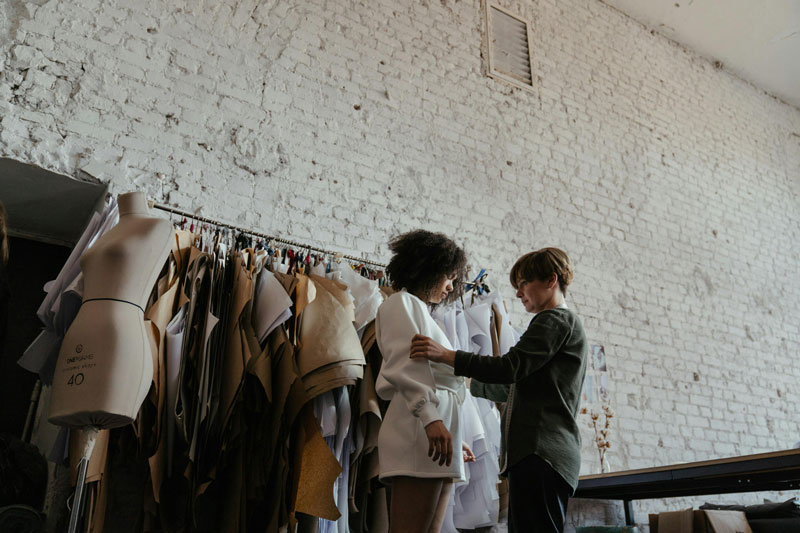 mesure d'une tenue par un styliste pour créer du sur-mesure